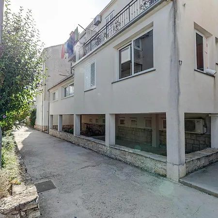 2 Bedroom Stunning In *